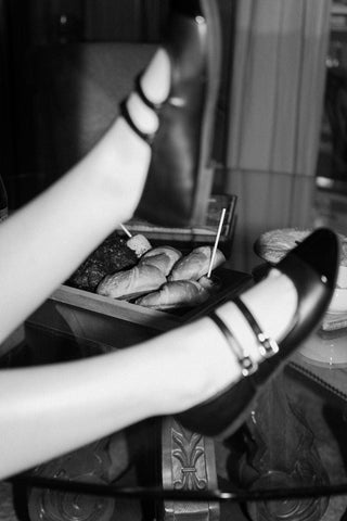 rounded toe and double strap design Mary Jane flats with adjustable buckles and contrast toe cap