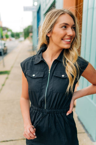 Zip up black dress with cinched waist option and comfortable material. Sizes small-large 