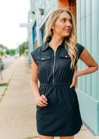 Zip up black dress with cinched waist option and comfortable material. Sizes small-large 