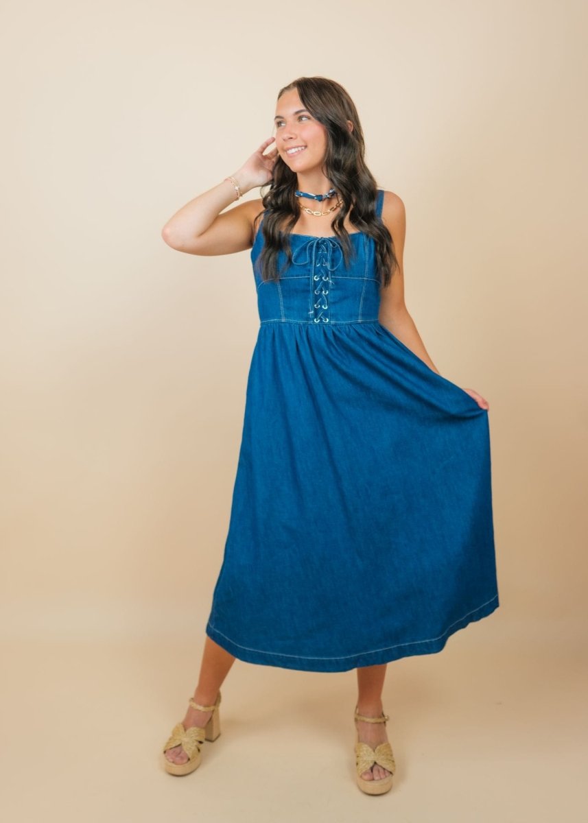 denim dress with tie front Midi Color:Cream & Red M (8) this mini dress features Alfred Sung Junior Bridesmaid